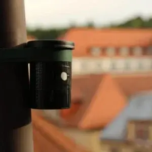 Eine Kamera während der Belichtung über den Städten der Stadt