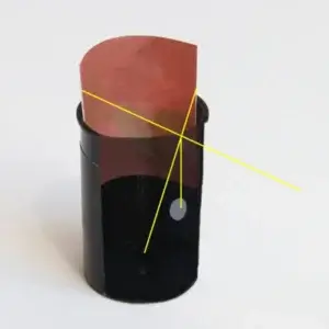 Aufgeschnittene Kamera mit digital hinzugefügten Linien zur Veranschaulichung des Bildauschnittes