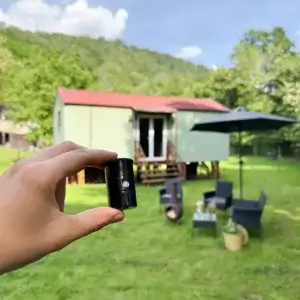 Lochkamera mit einem Haus im Hintergrund