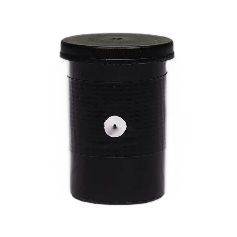 Schwarze Lochkamera aus einer alten Filmdose freigestellt.