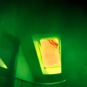 No_10897 Ein Fenster von Innen fotografiert. Man sieht die Sonne.