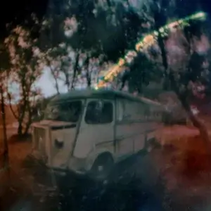 No_1776 Ein alter Bus mit Sonnenspuren im Hintergrund