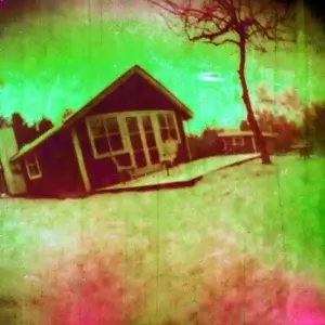 Ein Haus mit einem Baum ohne Blätter.