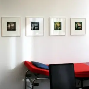Ein Bild einer Arztpraxis mit vier Rahmen die Bilder aus dem Projekt zeigen