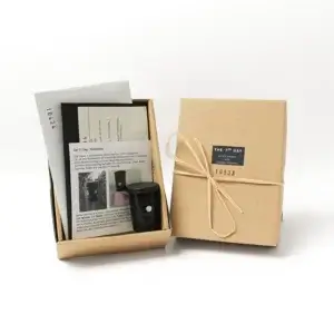 Das Teilnahmeset Lochkamera liegt offen auf einem Tisch