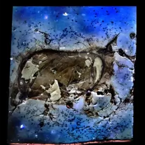 lochkamera_time_exposure_8_jahre_bild-1131×1200 Das längste Fotografierte Bild zeigt ein abstraktes Foto mit blauem Hintergrund und braunen Linien.