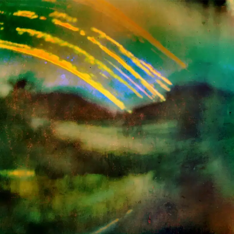 Die Fotografie zeigt ein Bild das 1 Monat lang aufgenommen wurde. Man sieht die Sonnenspuren die den halben Himmel verdecken