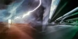 Eine Brücken und eine Straße fotografiert mit einer gekauften Camera Obscura